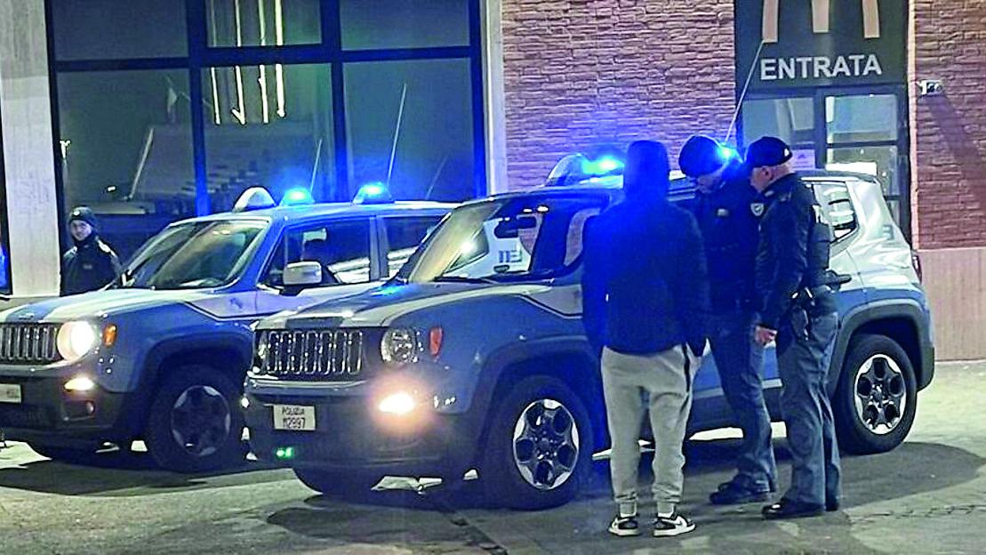 Rapina violenta per una collanina: due 17enni arrestati in stazione