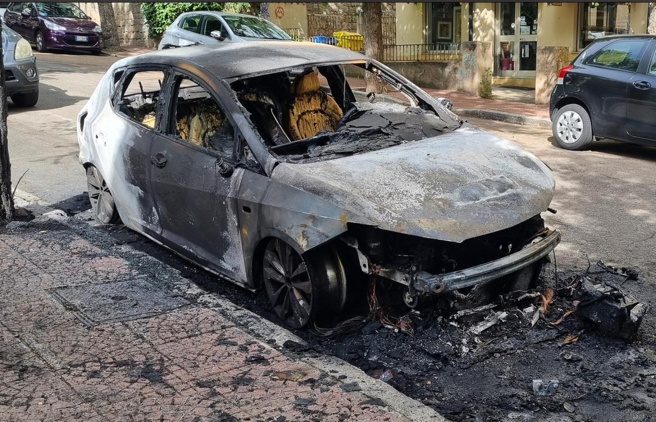 
	L'auto distrutta dal fuoco in via Gramsci <em>(foto Massimo Locci)</em>

