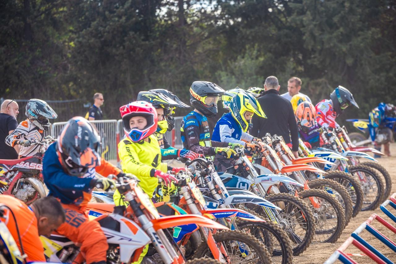 Supercross, sfide e spettacolo tra campioni: primo round all’Olbia Arena