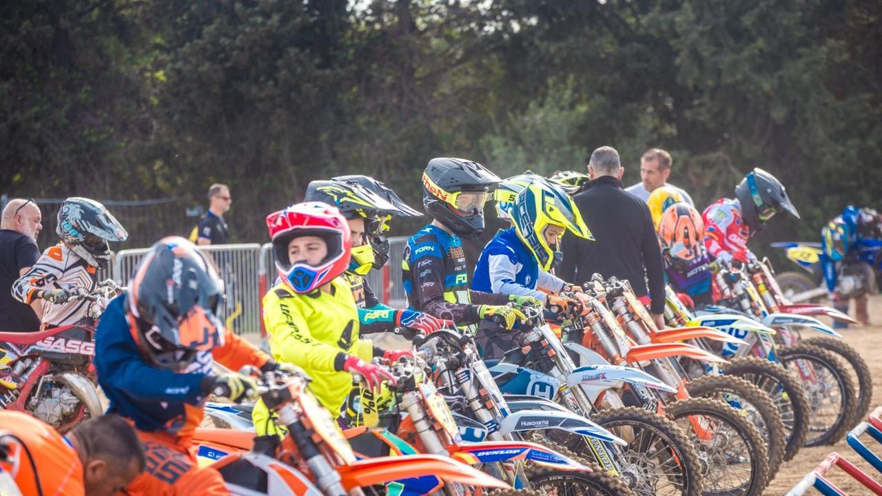 Supercross, sfide e spettacolo tra campioni: primo round all’Olbia Arena