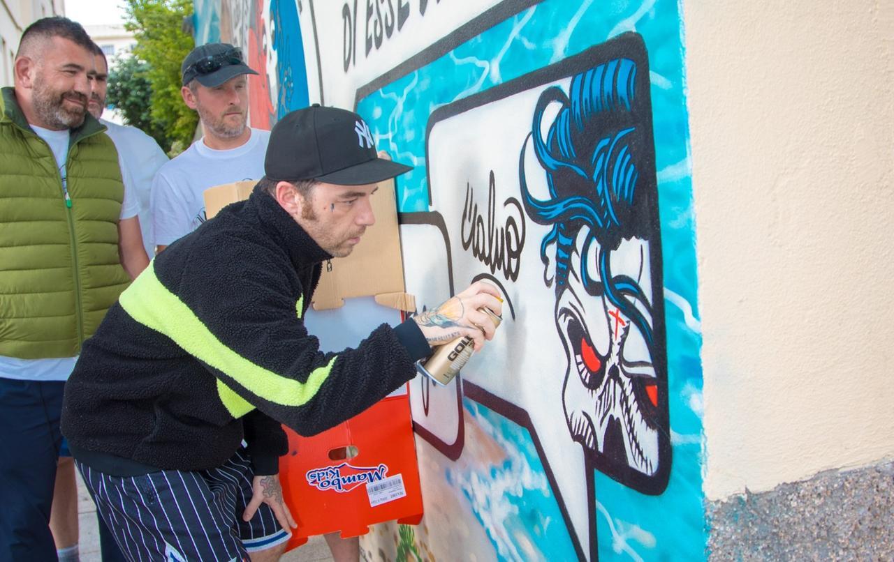 Olbia, la firma di Salmo sul murale contro il bullismo