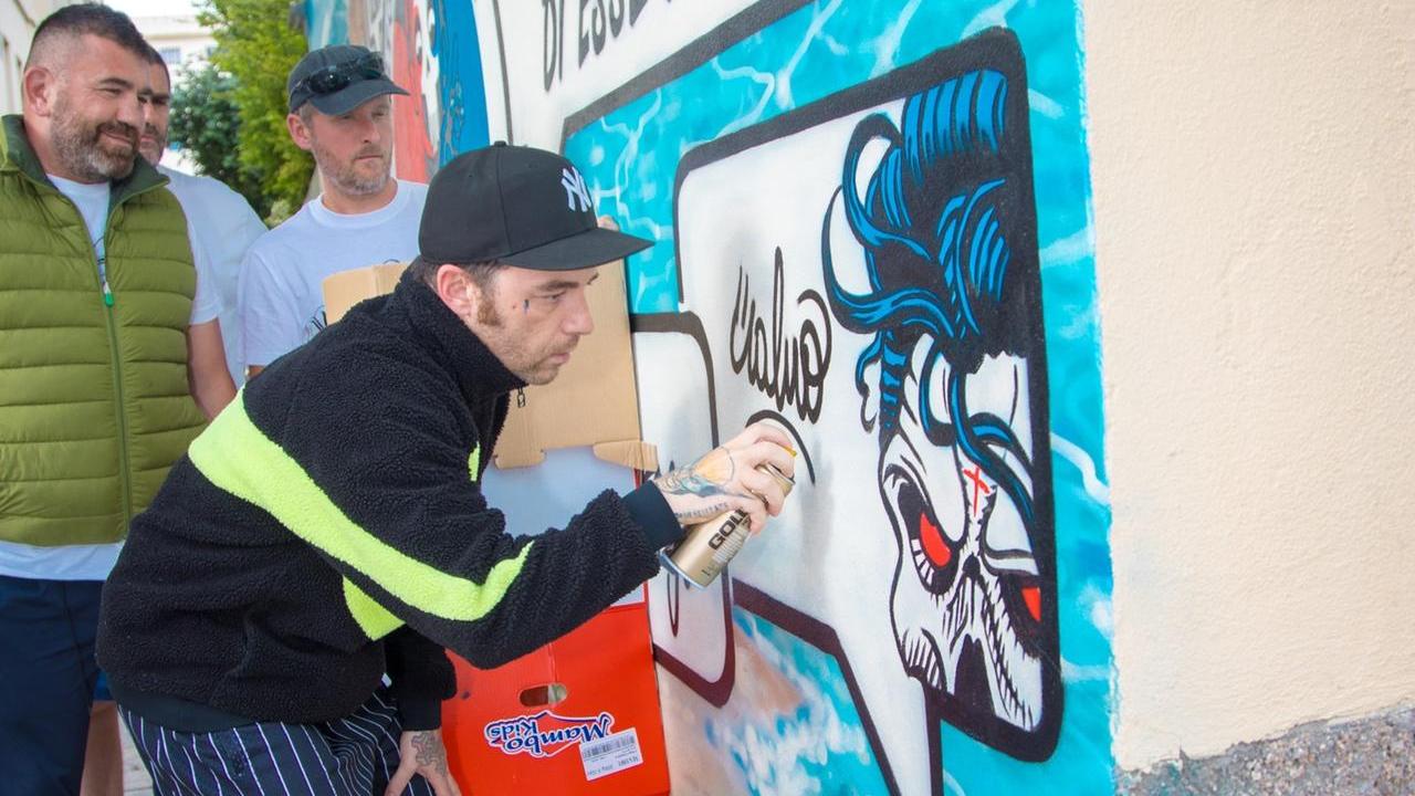 Olbia, la firma di Salmo sul murale contro il bullismo