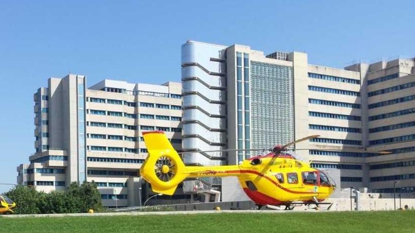 L'elisoccorso davanti all'ospedale Brotzu a Cagliari