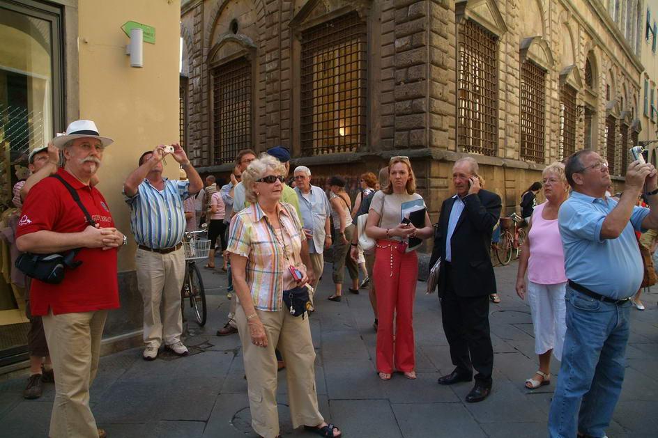 TURISMO, CENTRO STORICO
UN GRUPPO DI TURISTI NELLE VIE DEL CENTRO