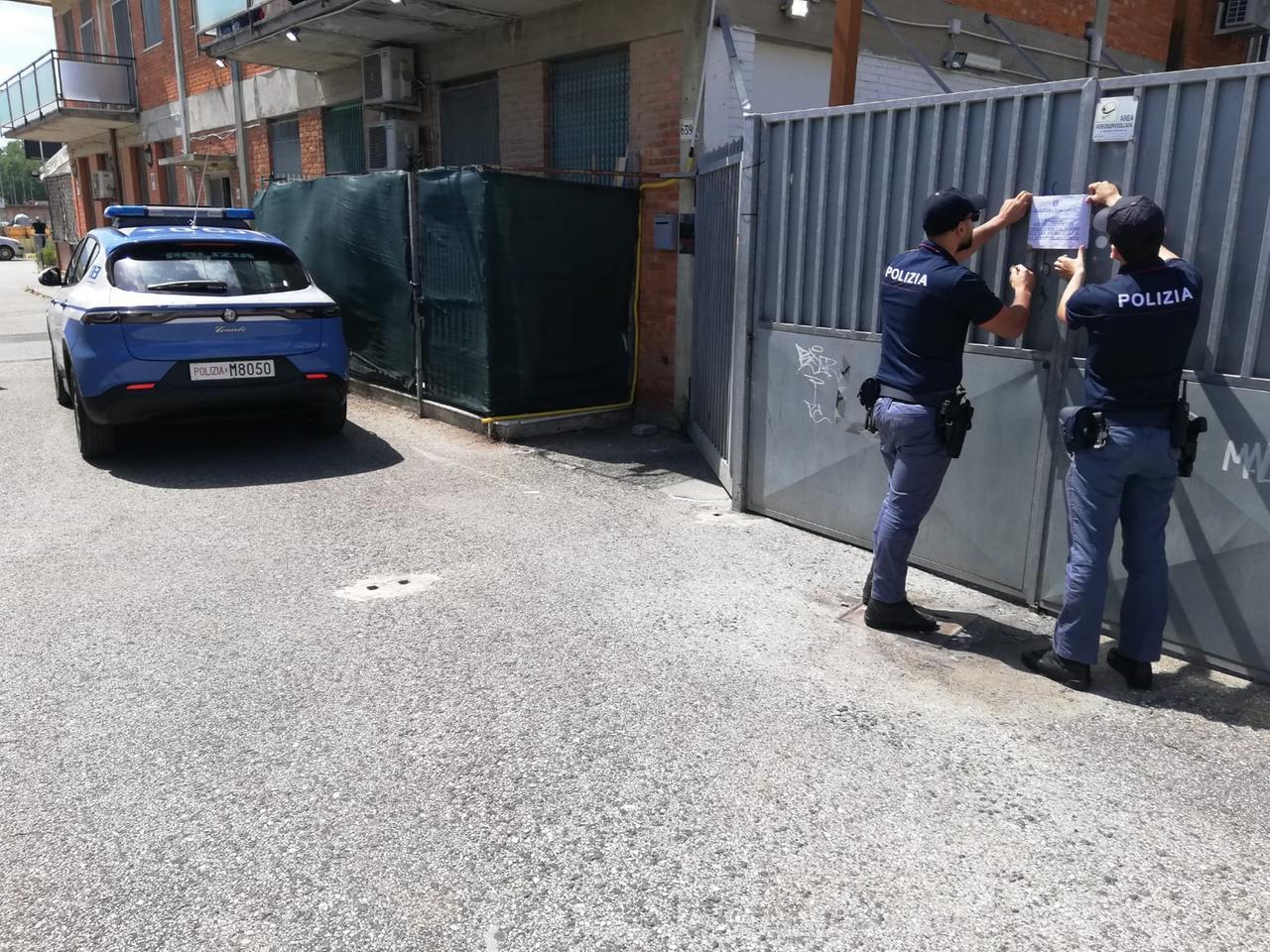 
	Il momento in cui la polizia notifica la chiusura della discoteca

