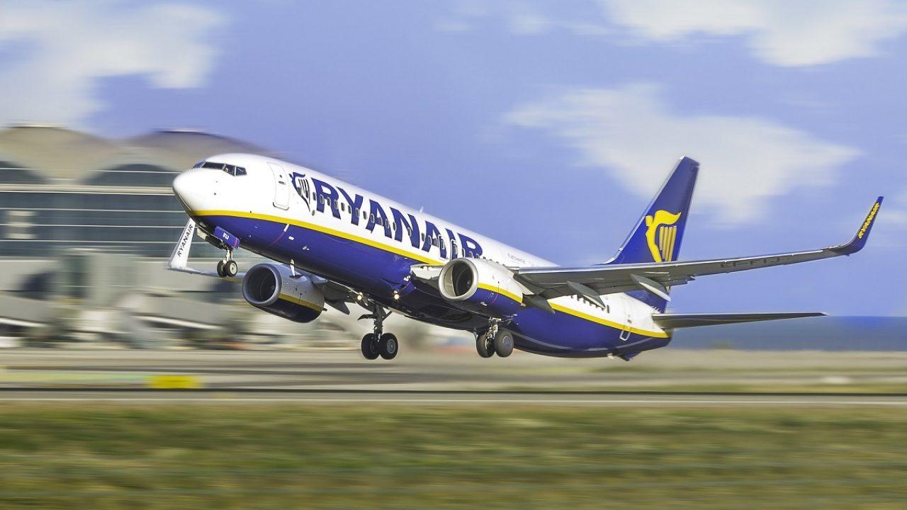 «Odore in cabina» sull’aereo Ryanair partito da Bologna: dirottato in Lussemburgo