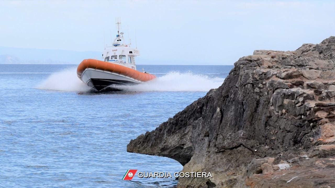 Alghero, nave da crociera si avvicina troppo a Capo Caccia: interviene la guardia costiera