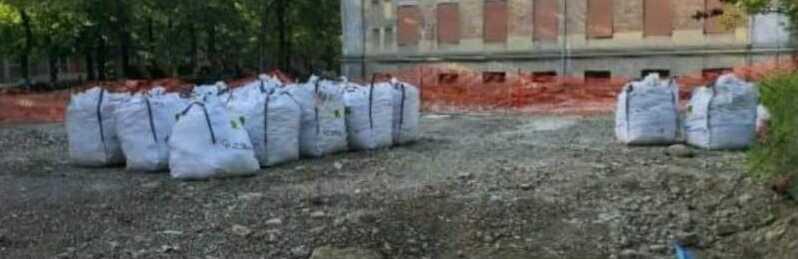 Soliera, cittadini contro il cantiere di via Roma: «Portate via quell’amianto»<br type="_moz" />
