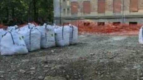 Soliera, cittadini contro il cantiere di via Roma: «Portate via quell’amianto»<br type="_moz" />