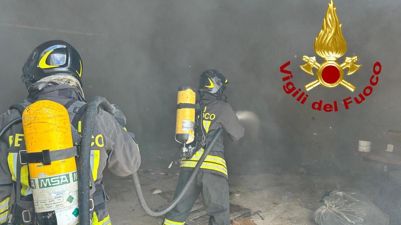 Olbia, fuoco in uno stabile di corso Umberto