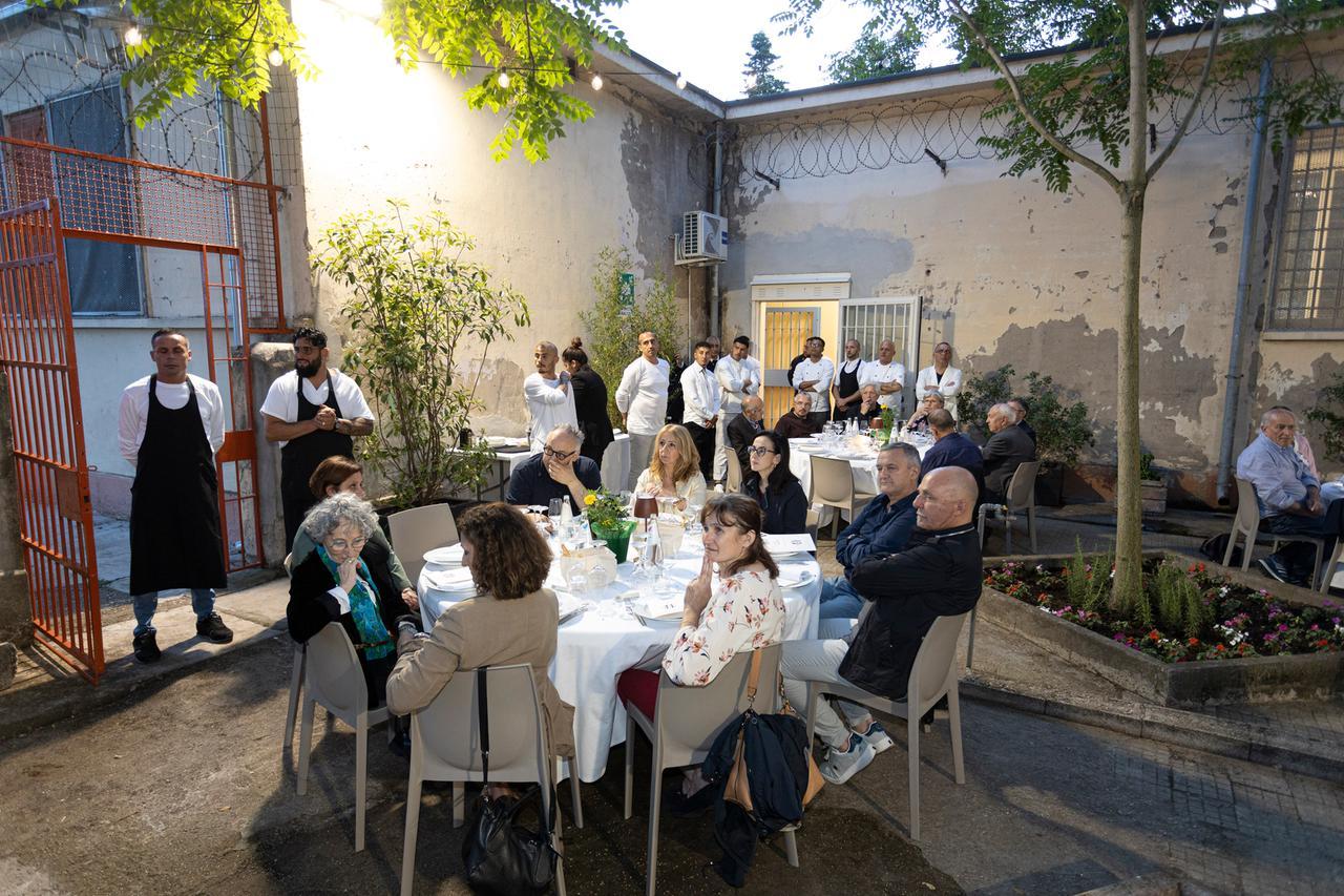 “A cena dentro”, il ristorante dove gli chef sono i detenuti