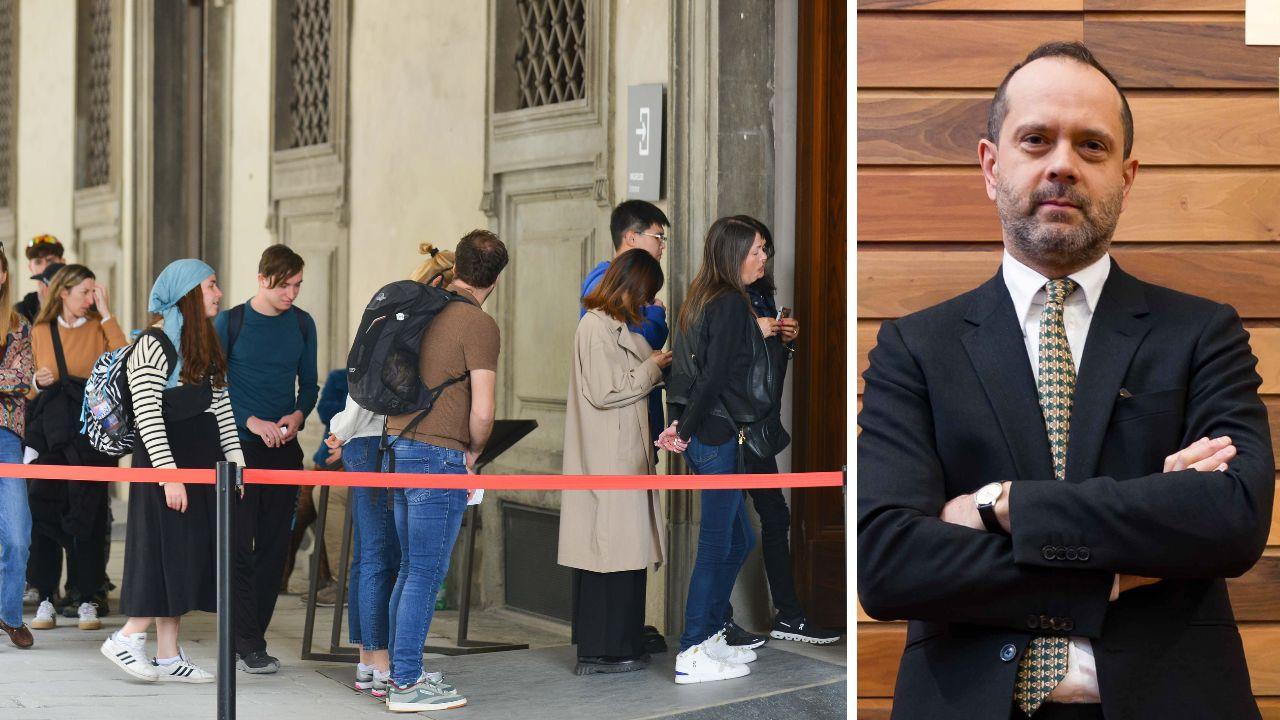 
	Turisti in coda per entrare agli Uffizi e il direttore Simone Verde

