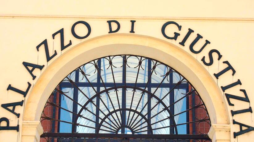 Portomaggiore, caricato in macchina e poi preso a bastonate