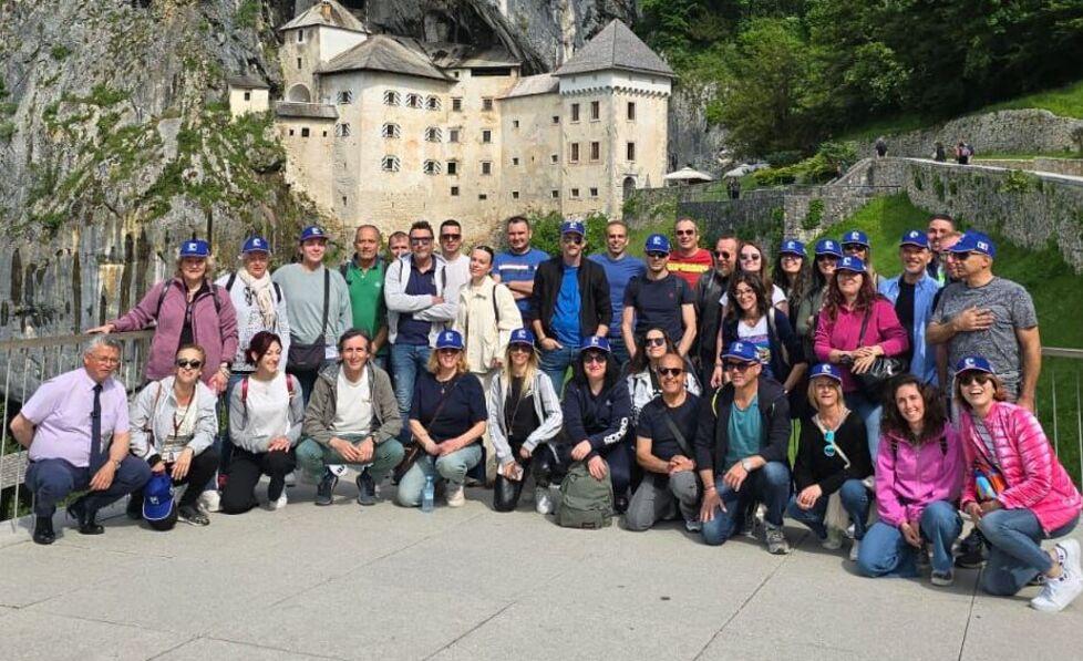 
	I dipendenti dell&rsquo;azienda al castello di Predjama

