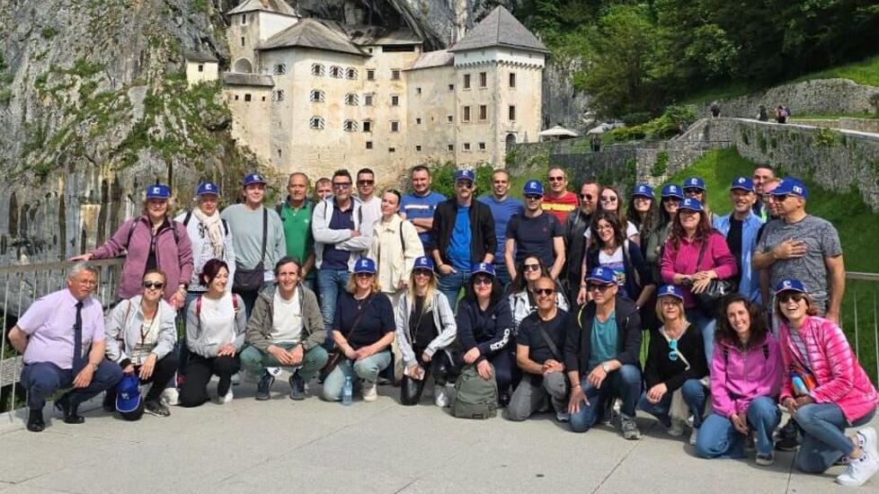 I dipendenti dell’azienda al castello di Predjama