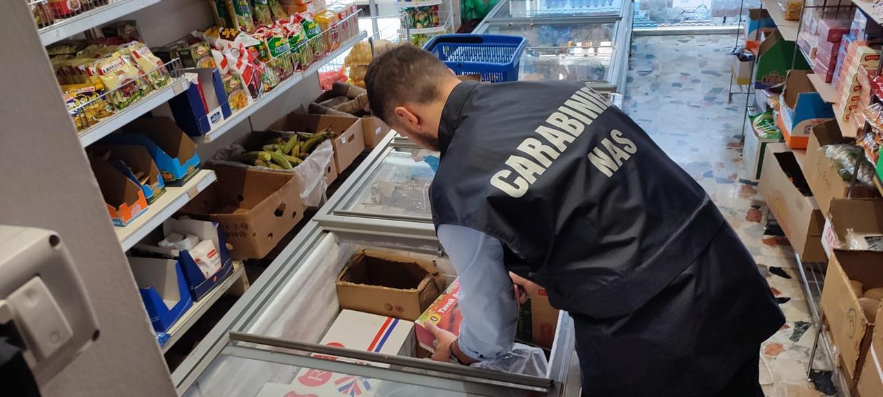 Castelfranco, sequestrati 80 chili di cibo in un negozio etnico
