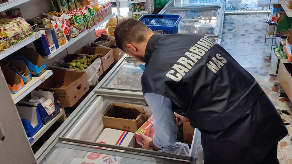 Castelfranco, sequestrati 80 chili di cibo in un negozio etnico