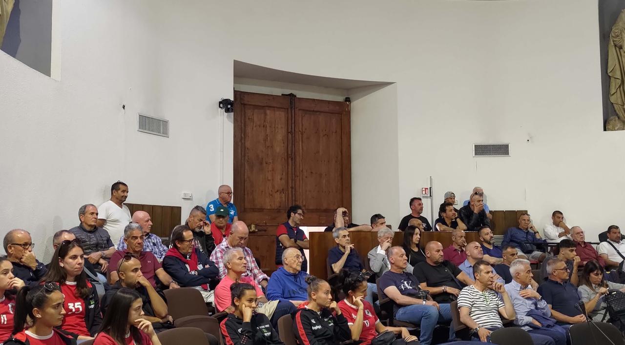 
	Il pubblico durante l'assemblea

