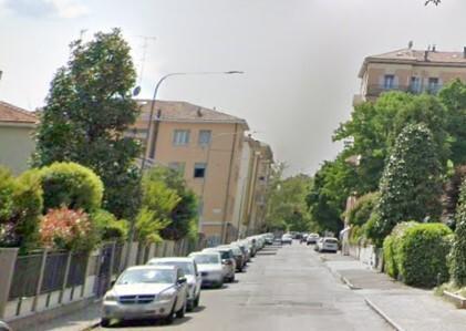 Anziana rapinata in strada a Modena: un uomo le ha strappato la borsa, lei è caduta ferendosi al volto<br type="_moz" />
