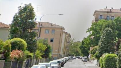 Anziana rapinata in strada a Modena: un uomo le ha strappato la borsa, lei è caduta ferendosi al volto<br type="_moz" />