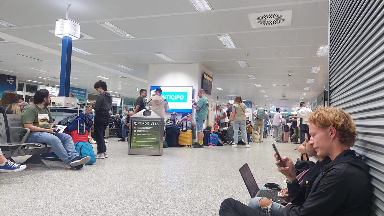 Alghero, il volo per Barcellona è in ritardo di due ore e mezza: odissea per i passeggeri