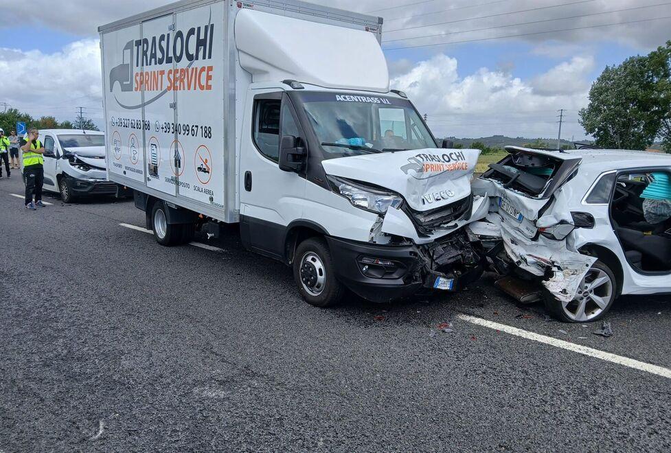 Incidente in Fi-Pi-Li, tre ore di fila. La protesta: «Nessuna segnalazione»