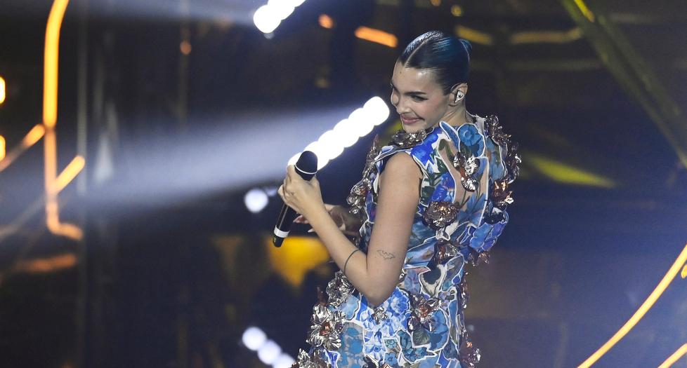 Nella foto Rose Villain sul palco di Sanremo