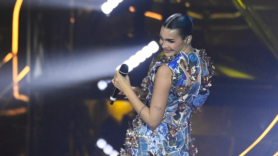 Nella foto Rose Villain sul palco di Sanremo