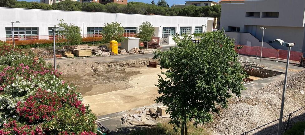 Lo stato attuale del cantiere per la nuova mensa delle scuole Guerrazzi e Galilei, nel parcheggio alle spalle del teatro De Filippo di Cecina (foto Michele Falorni/Silvi)