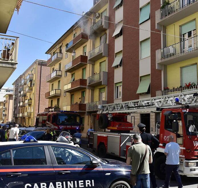 Carabinieri e vigili del fuoco impegnati in via L’Hermite lo scorso 22 maggio (foto Paolo Barlettani)