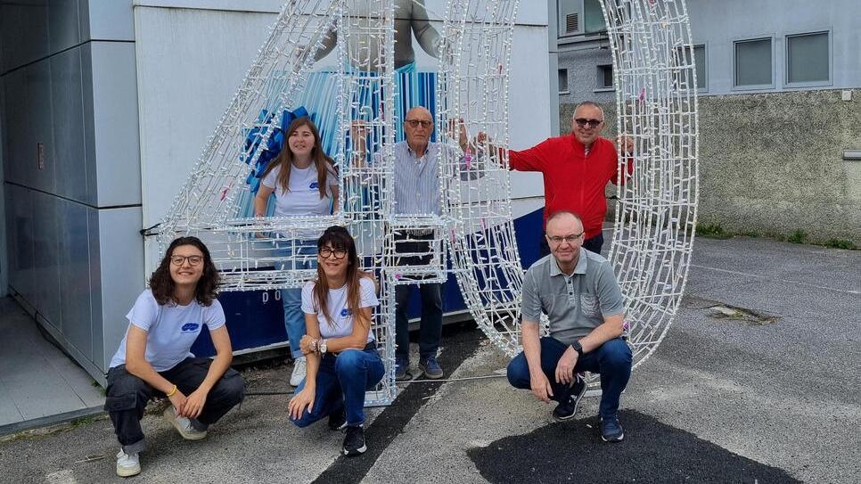 ll fondatore Marcello Pantani con i due figli, le nipoti e la nuora e alcuni dipendenti