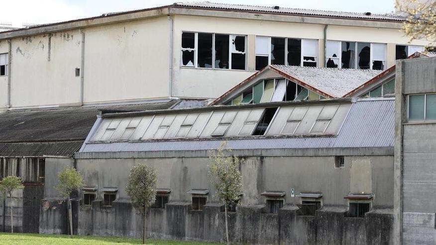 Un’immagine dell’ex fabbrica tra via Tevere e via Volturno in zona sud (foto Nucci)