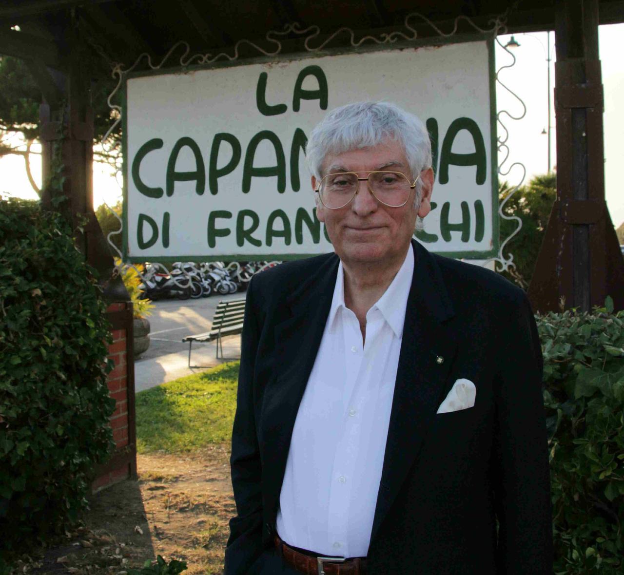 Gherardo Guidi davanti alla sua Capannina