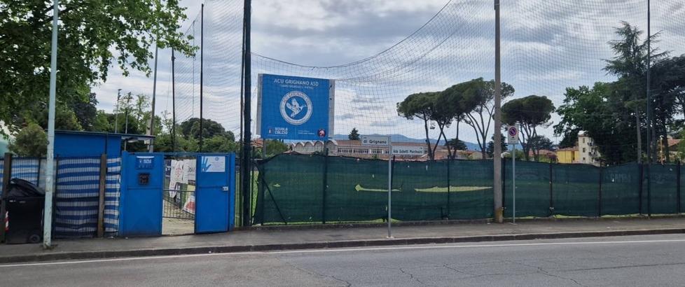 L’ingresso del campo sportivo di Grignano