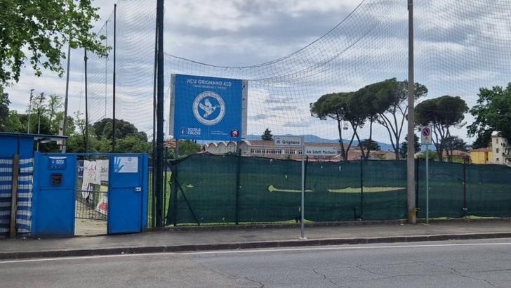 L’ingresso del campo sportivo di Grignano