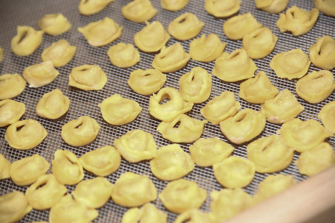 Entra in casa e ruba anche i tortellini. «La ladra era mia cognata»