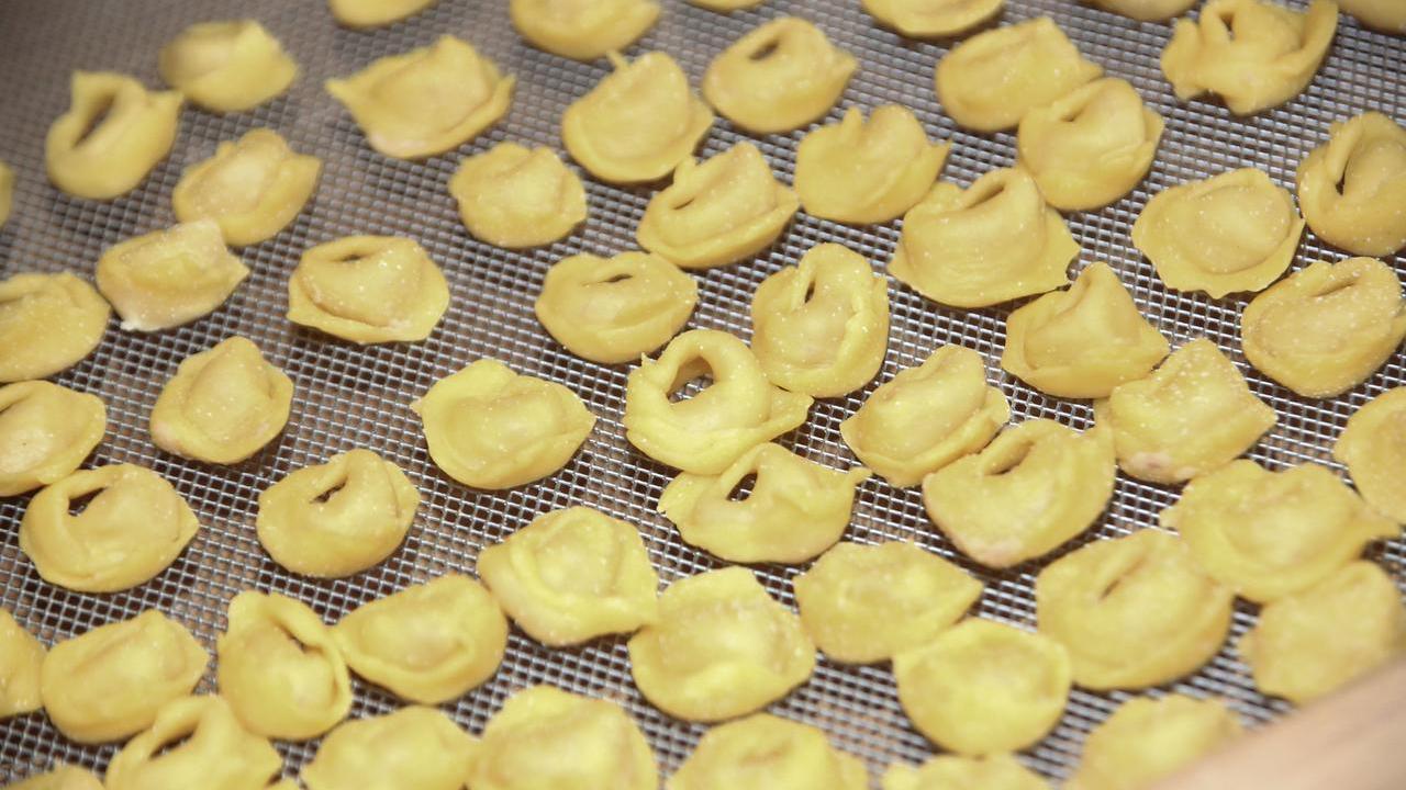 Entra in casa e ruba anche i tortellini. «La ladra era mia cognata»