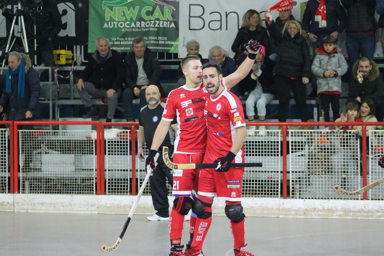 
	Da sinistra Max Thiel e Alessandro Franchi insieme con la maglia del Grosseto (foto Manuel Urracci)

