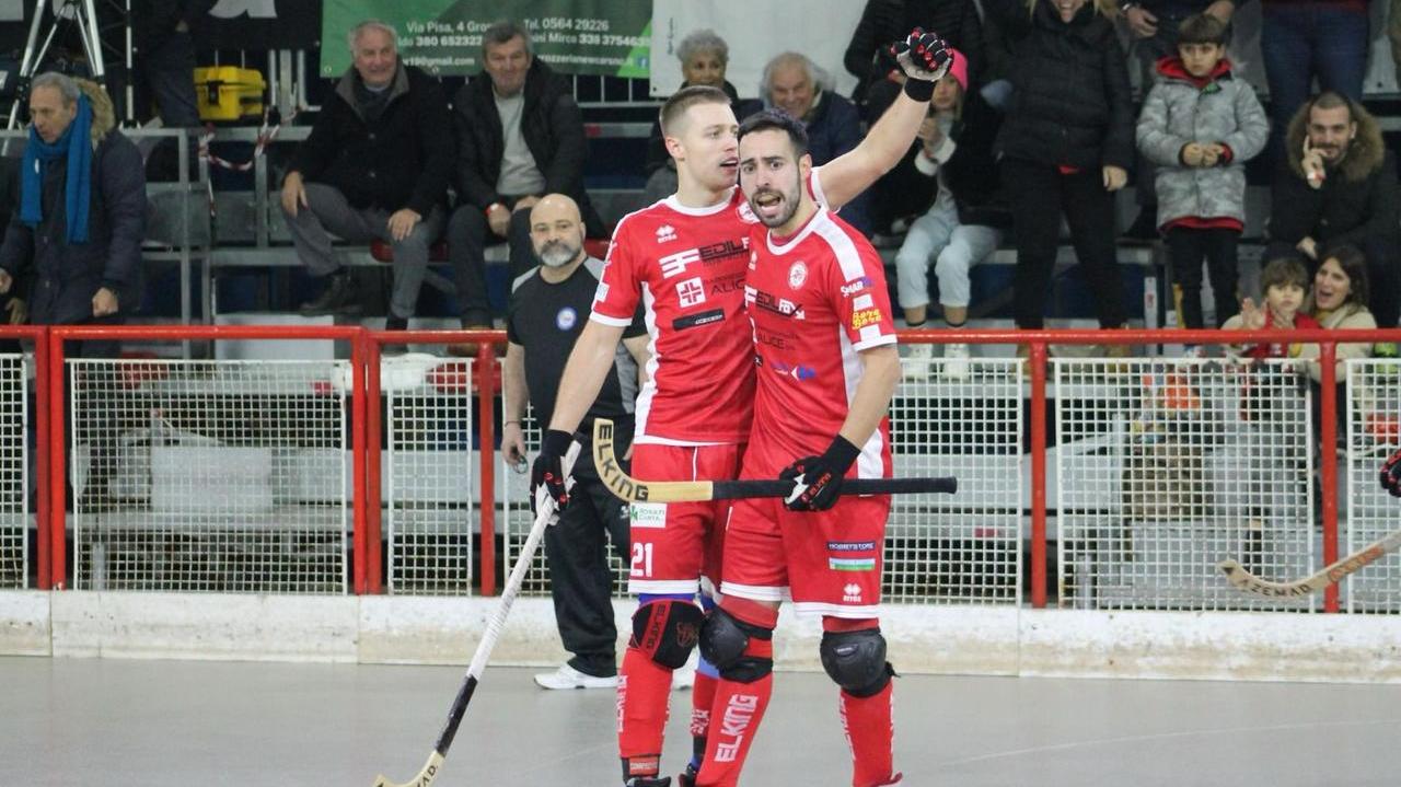 Da sinistra Max Thiel e Alessandro Franchi insieme con la maglia del Grosseto (foto Manuel Urracci)