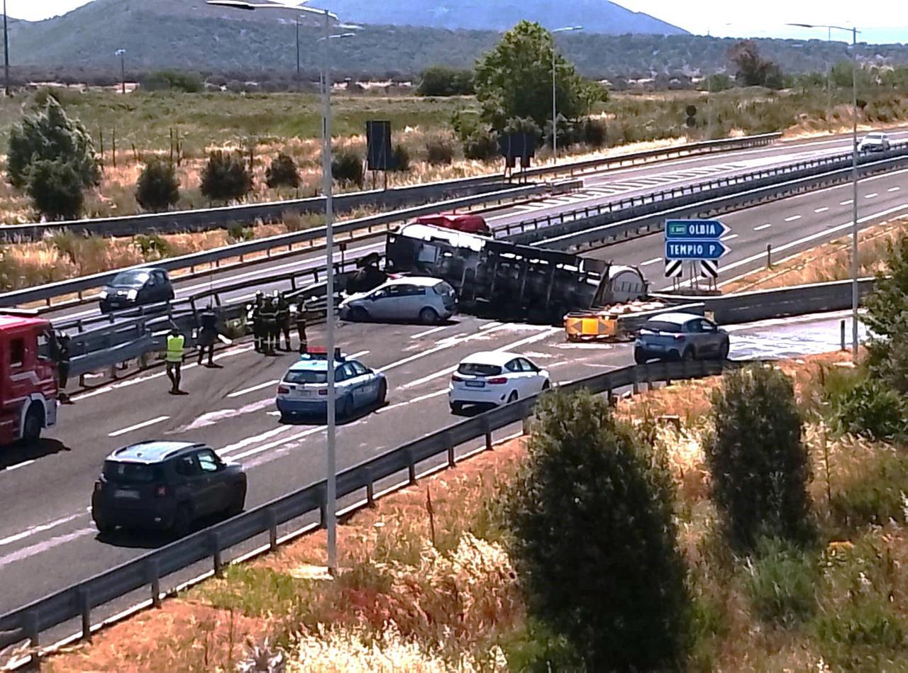 Autobotte si ribalta sulla 131 all’altezza dello svincolo per Olbia, due persone ferite