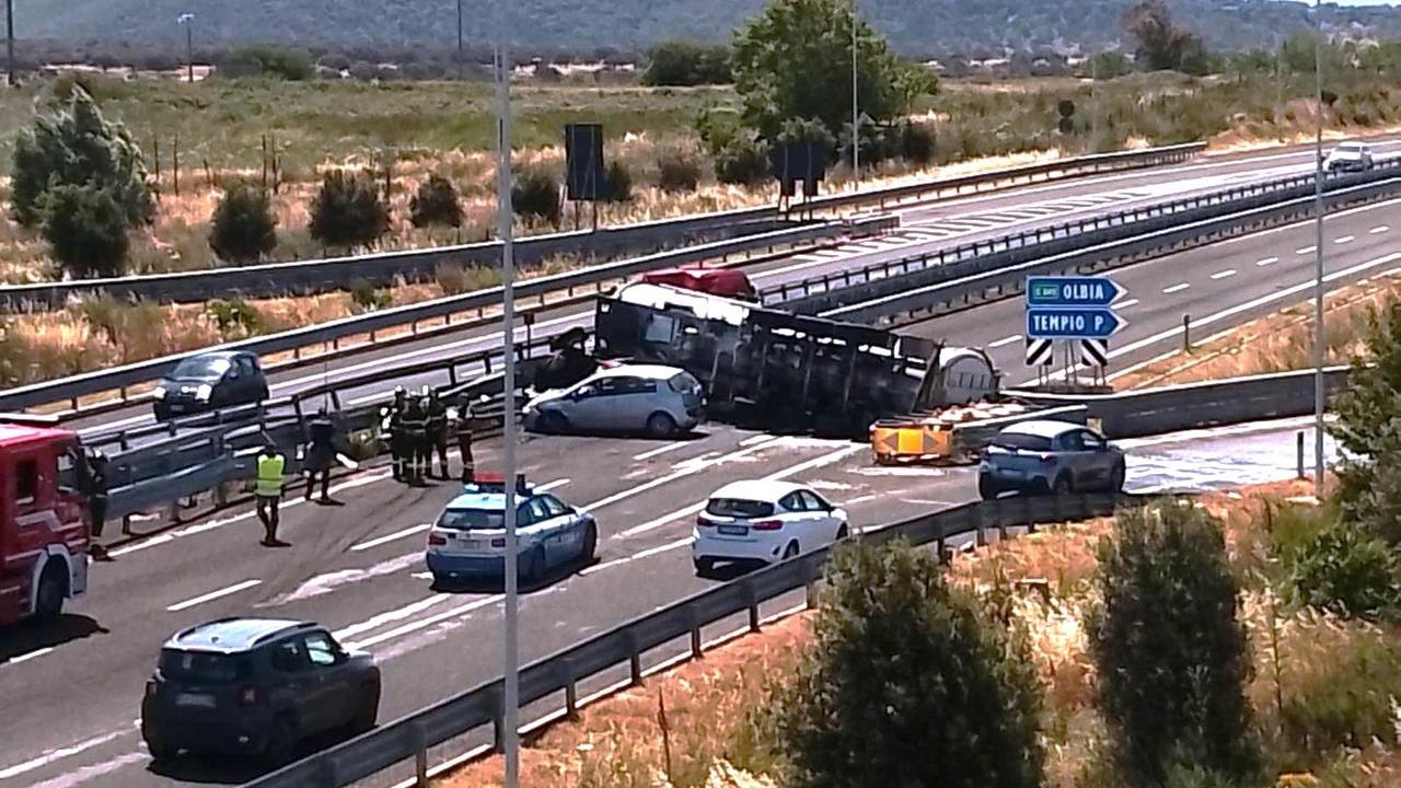 Autobotte si ribalta sulla 131 all’altezza dello svincolo per Olbia, due persone ferite