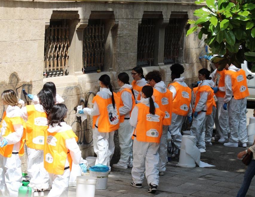 Gli studenti del Filippo Re cancellano i graffiti dal muro