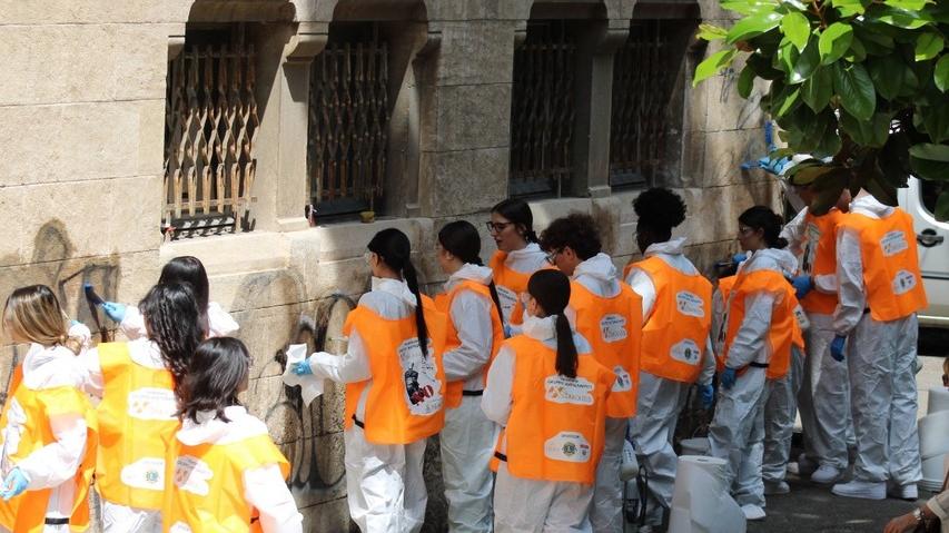 Gli studenti del Filippo Re cancellano i graffiti dal muro