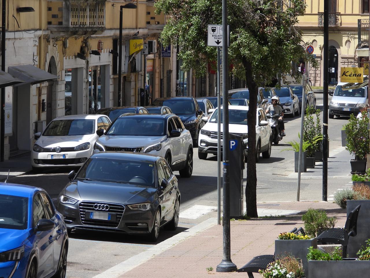 
	Auto in via Mazzini a Oristano

