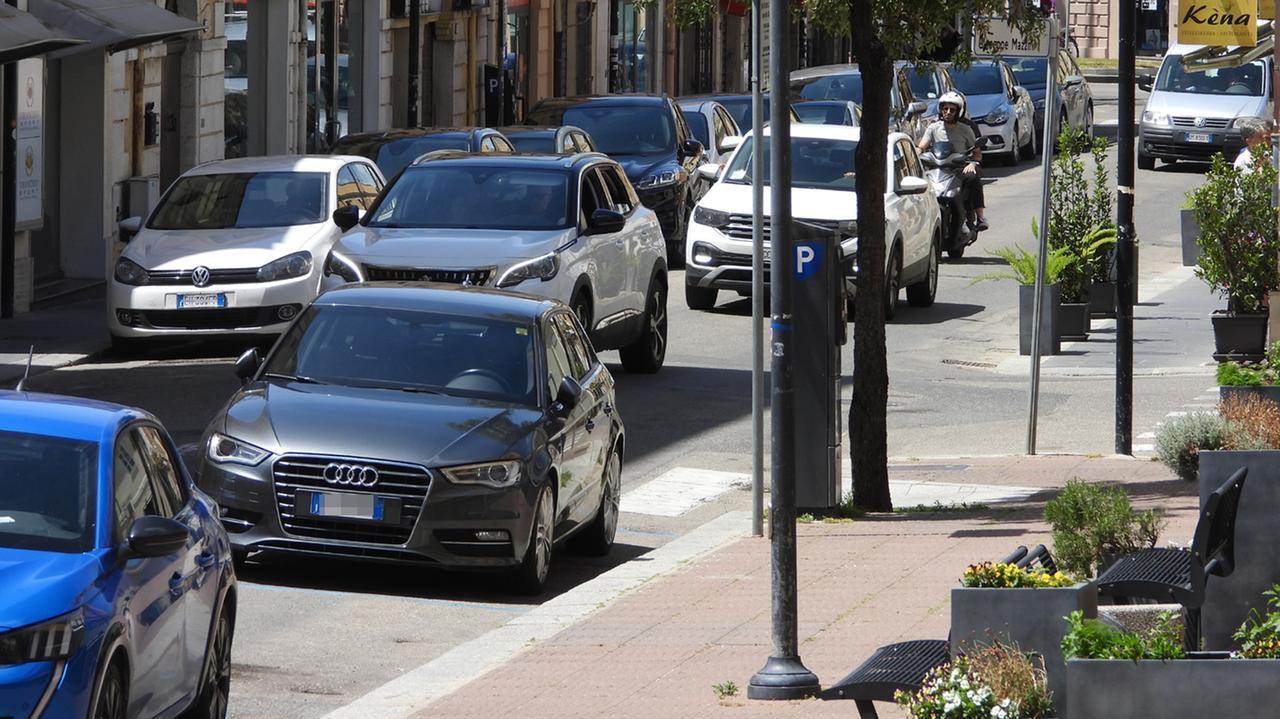 Auto in via Mazzini a Oristano