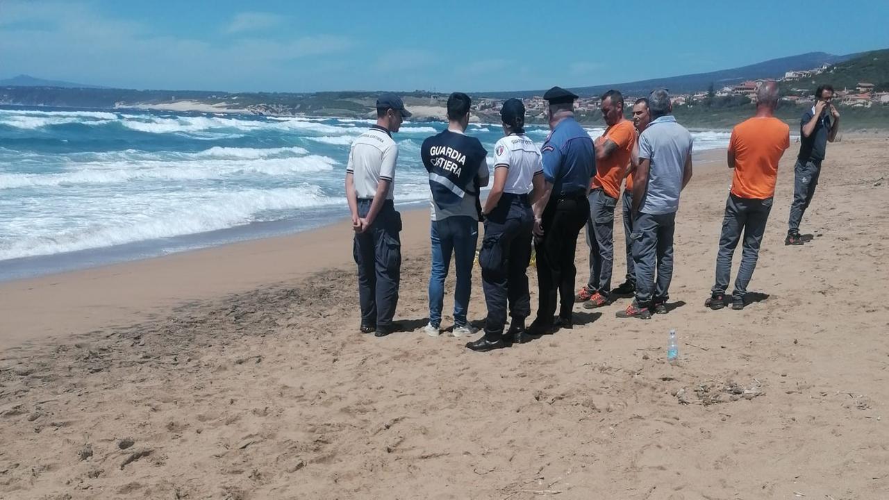 Si tuffa nel mare agitato e non riesce a tornare a riva, un uomo muore a Is Arenas