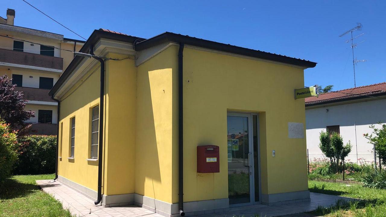 Mirandola, entrano con la pistola e rapinano l’ufficio postale di Mortizzuolo