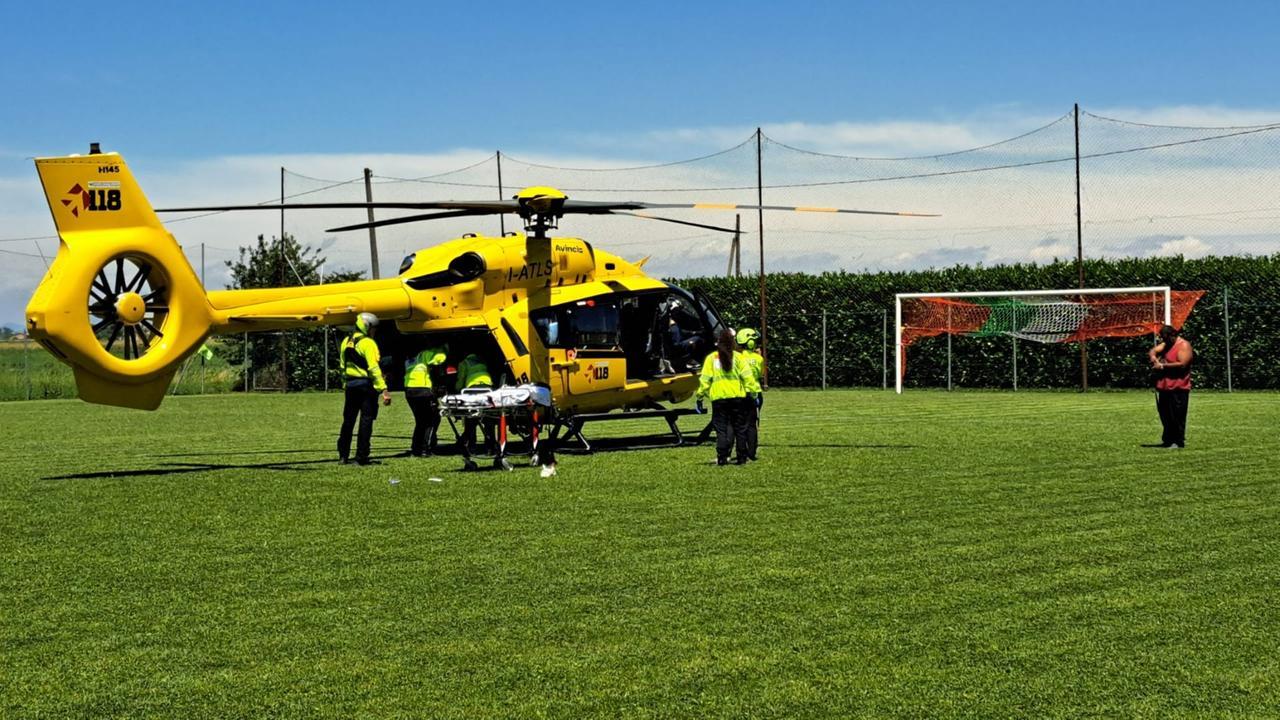 Ambrogio, cade dal monopattino: bambina soccorsa in elicottero