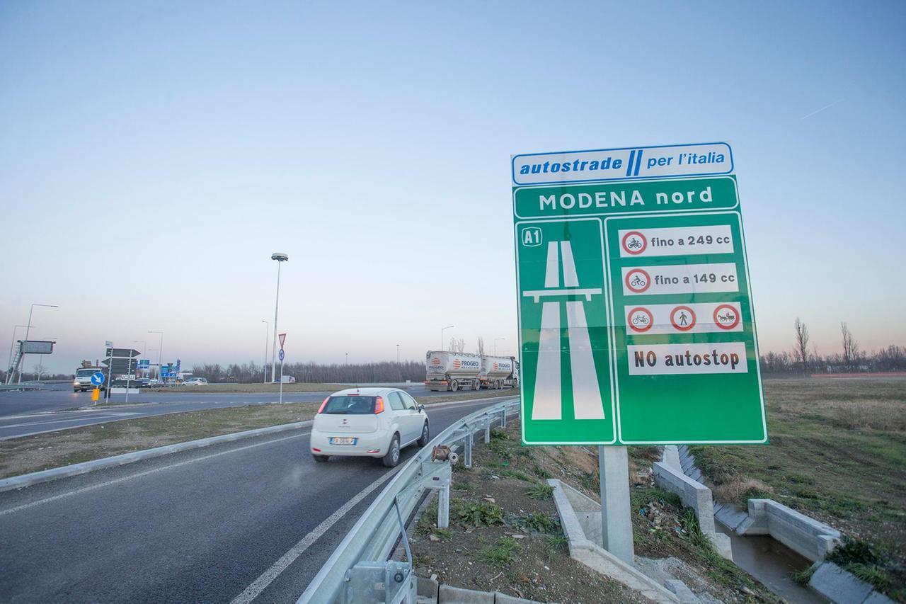Lavori al cavalcavia e rotatoria sulla Vignolese, chiusure notturne dei caselli di Modena in entrata