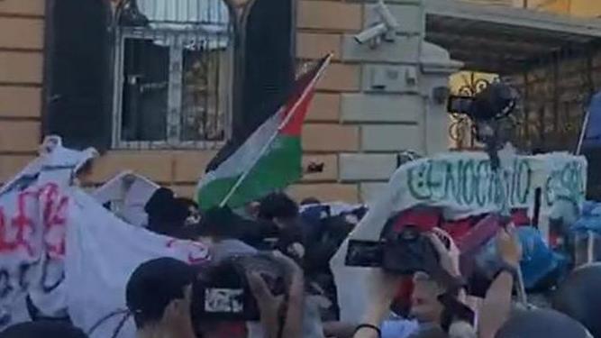 Roma, scontri tra polizia e manifestanti al corteo: bombe carta e lacrimogeni